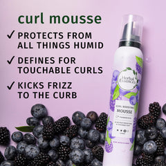 Mousse definidora de Herbal Essences sobre rizos, ofrece definición y textura sin pesadez.