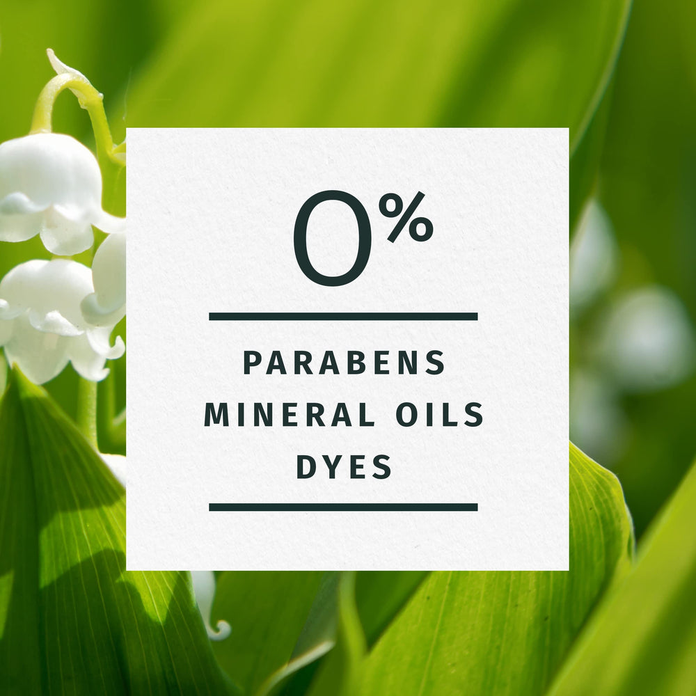 Rizos definidos con el gel en aerosol de Herbal Essences y fijación suave.