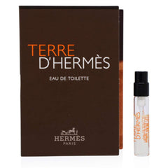 Hermès Terre d'Hermès EDT spray, close-up application, travel-friendly fragrance for everyday confidence.