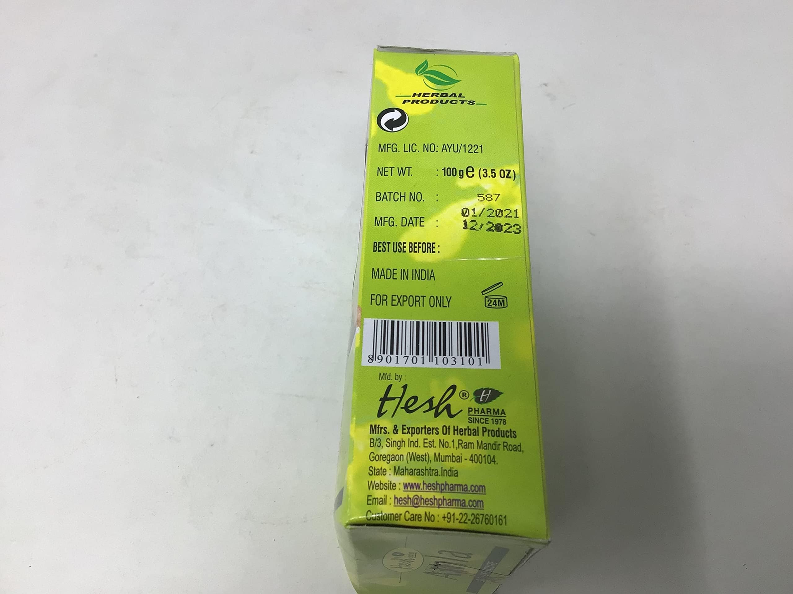 Aplicación de Polvo de Amla de Hesh Pharma en cabello seco para cuidado diario.