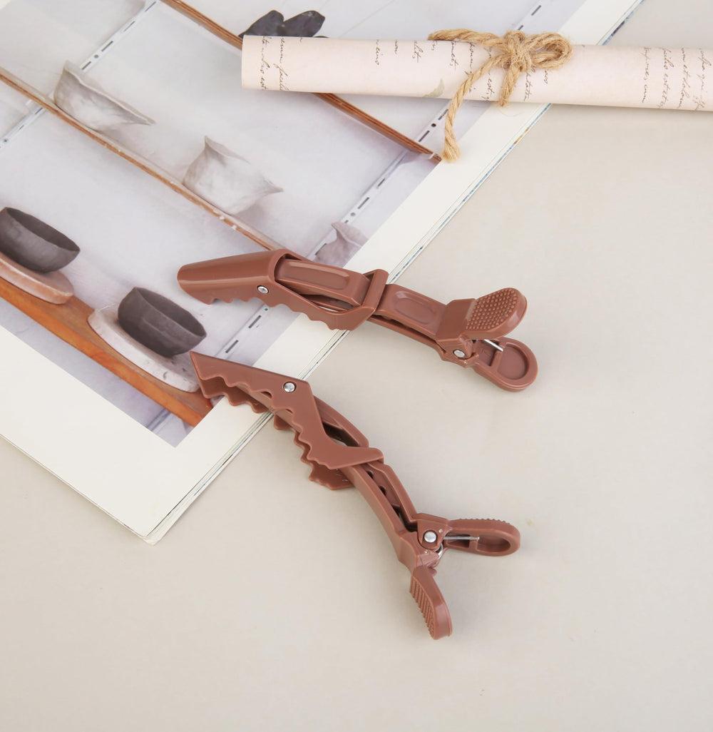 HH&LL braid-styling clip demonstrates braid-friendly grip for secure multi-strand styling.