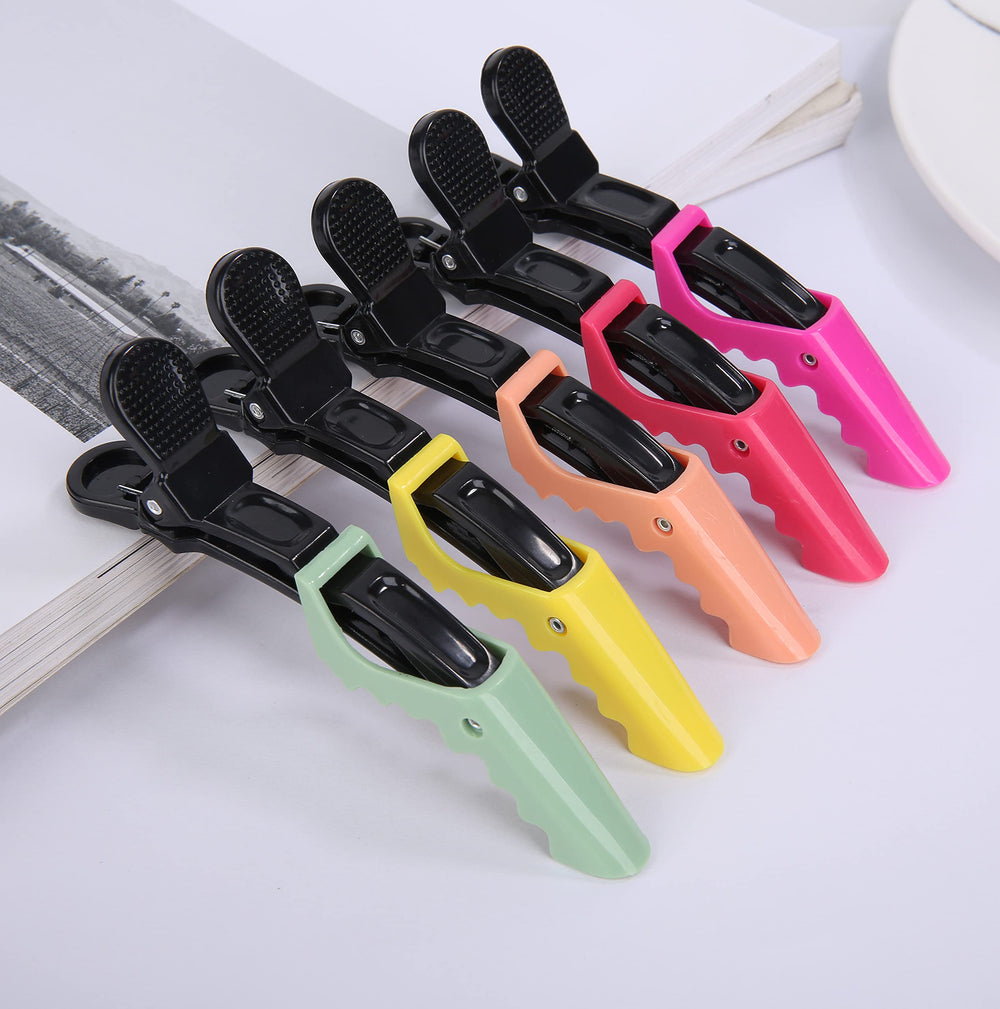 HH&LL clip in hand demonstrates lightweight yet durable construction for everyday use.
