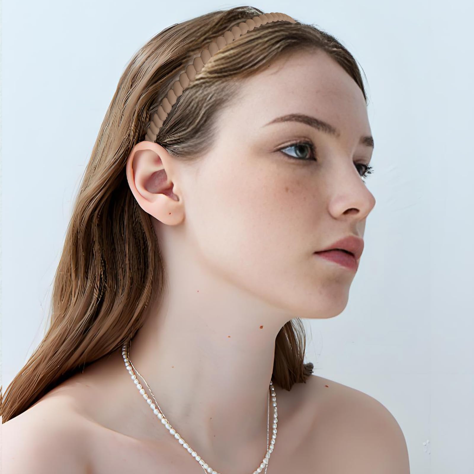 Modelo HingTai con varias diademas, ideal para peinados simples y elegantes