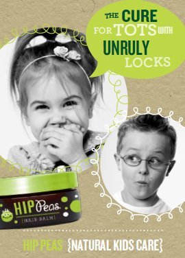 Hip Peas bálsamo en la mano del niño para peinado suave y control.