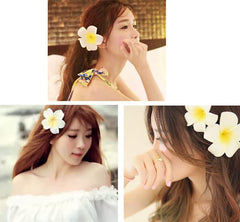 HipGirl flor hawaiana naranja en clip, añade color tropical a tu outfit de playa.