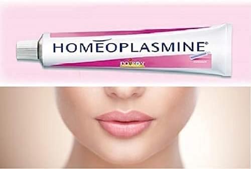 Aplicación de labios con Homeoplasmine XL, suaviza y protege labios.