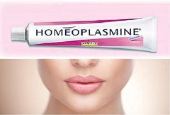 Aplicación de labios con Homeoplasmine XL, suaviza y protege labios.