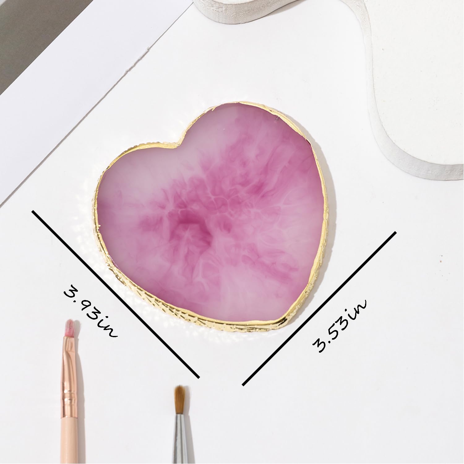 Close-up of the gold edge detailing on the heart-shaped palette by HomTop.