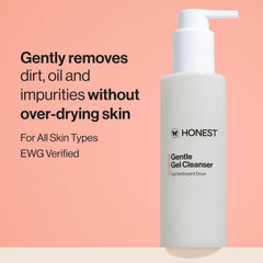 Textura espuma suave del limpiador Honest Beauty para una limpieza fresca.