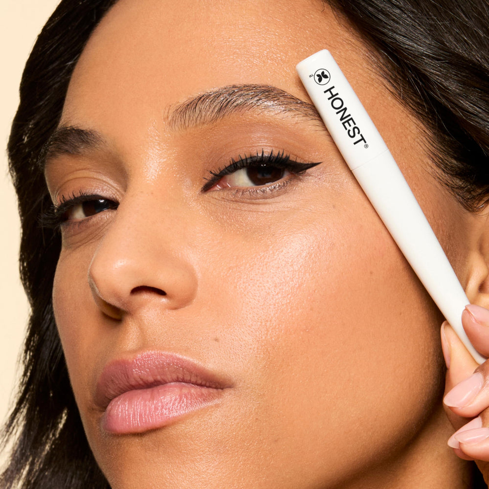 Honest Beauty Longlasting Liquid Eyeliner no flake or budge during wear.