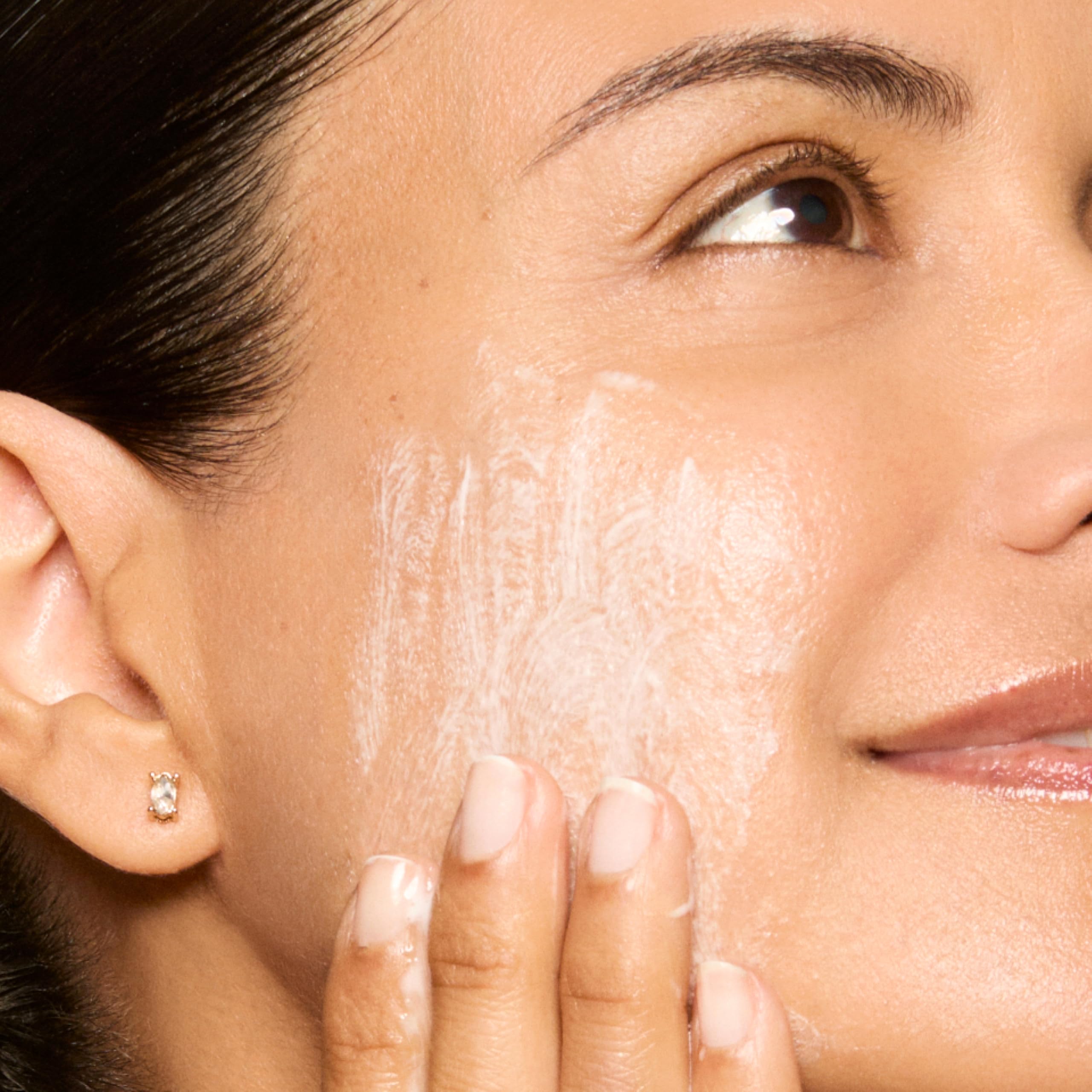 Aplicacion en la mano para limpieza suave con Honest Beauty Mini Gel
