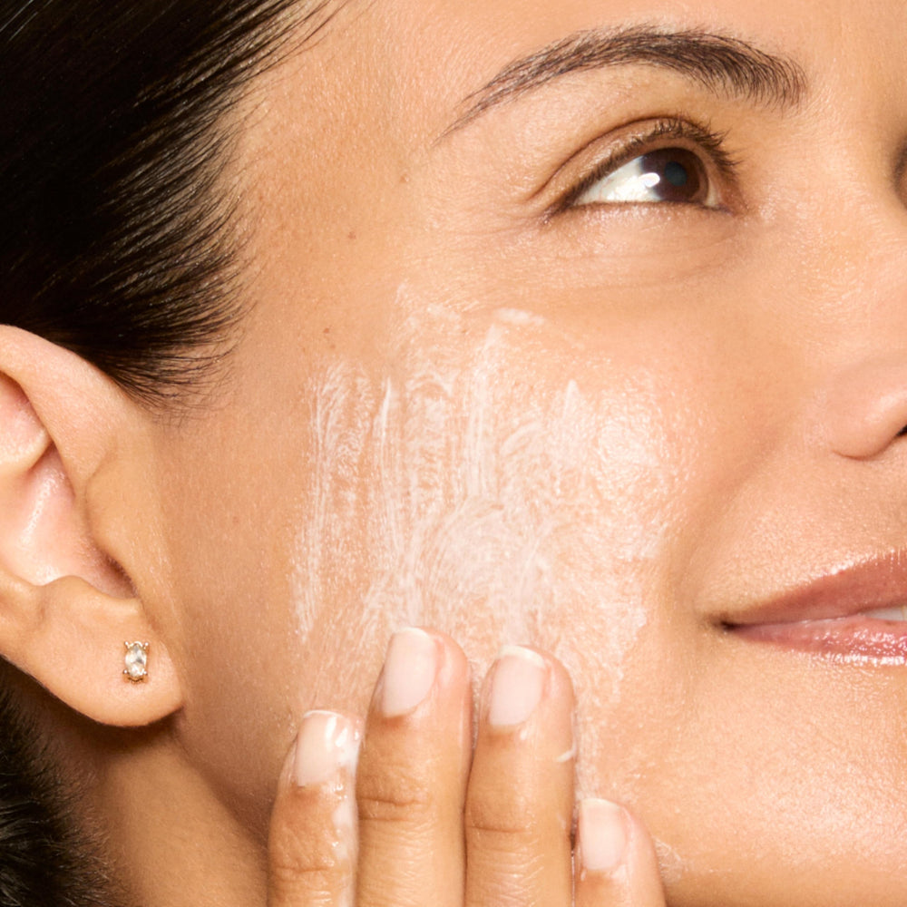 Aplicacion en la mano para limpieza suave con Honest Beauty Mini Gel