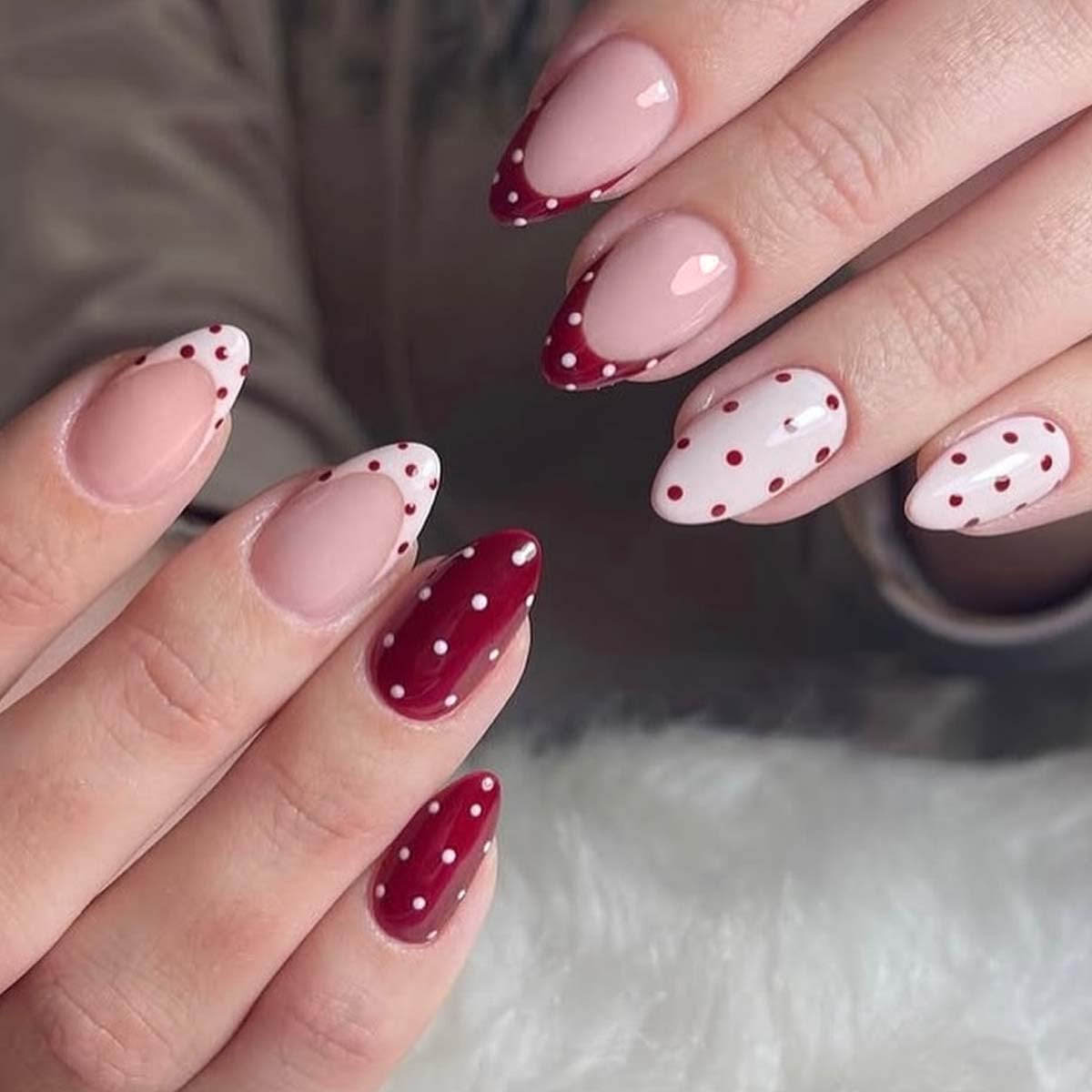 HPYFOI uñas postizas almendra con puntos blancos y rojos, estilo rápido y elegante.