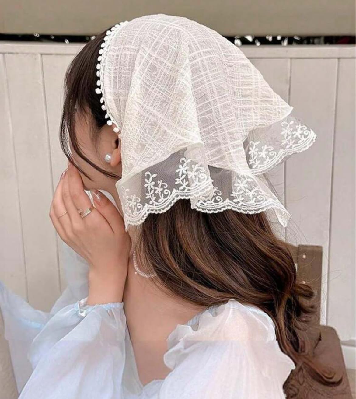 Huachi bandana blanco con encaje floral, ideal para un look bohemio.