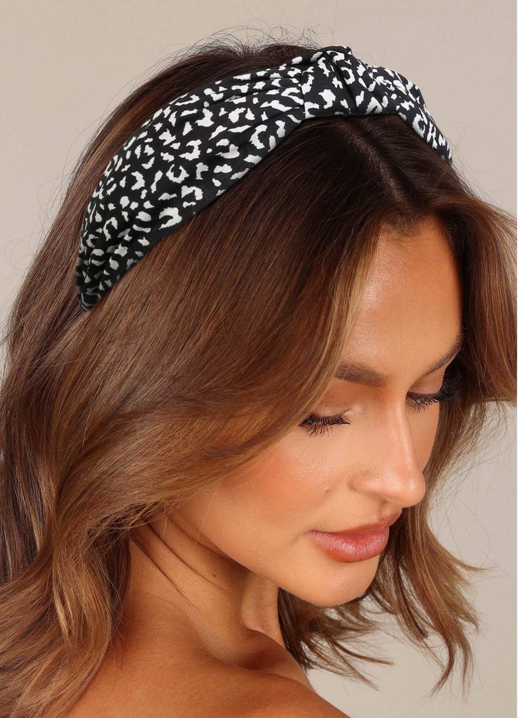 Diadema Huachi estampado leopardo para un look audaz.
