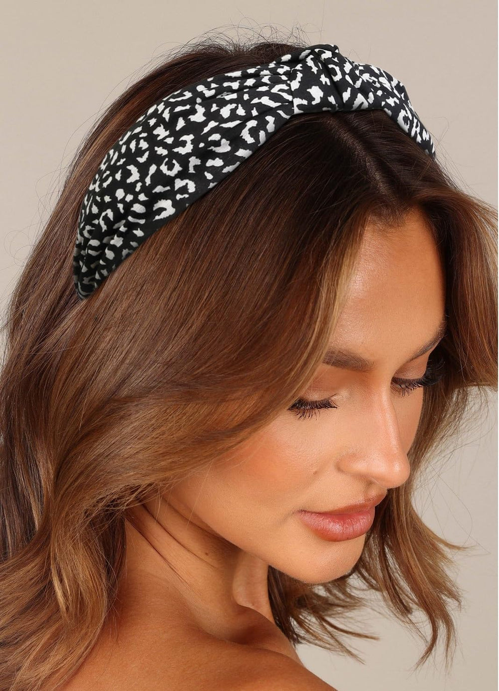 Diadema Huachi estampado leopardo para un look audaz.