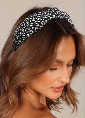 Diadema Huachi estampado leopardo para un look audaz.