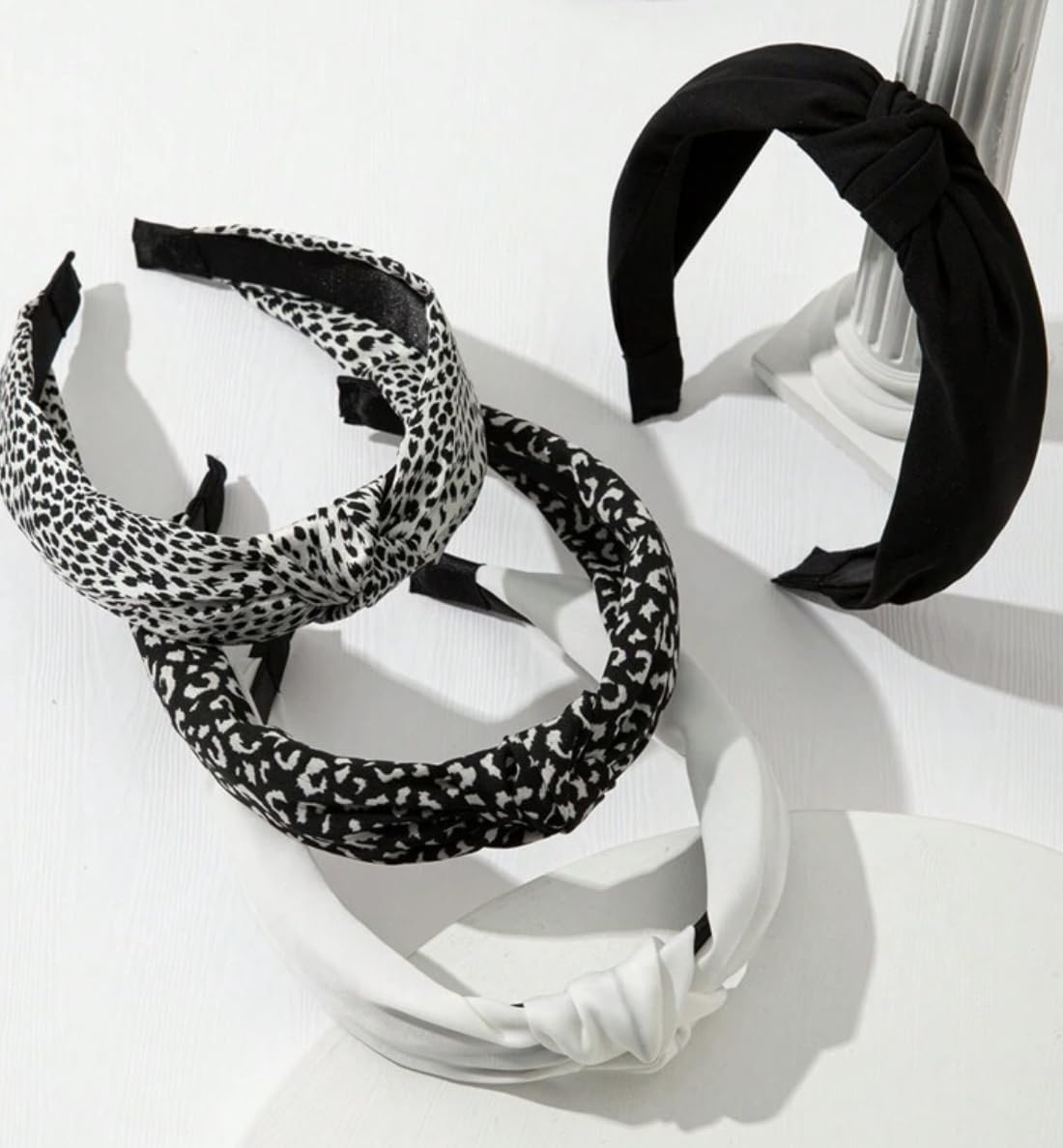 Diadema Huachi nudo blanco para peinados rápidos y limpios.