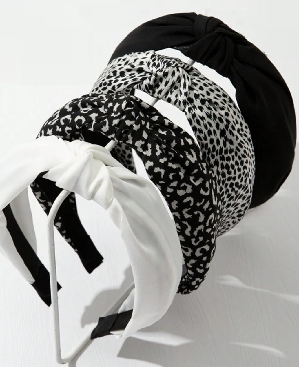 Diadema Huachi nudo negro para estilos elegantes duraderos.