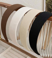 Diadema Huachi para mujer en blanco, estilo limpio y útil.