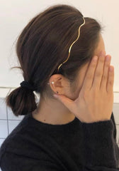 Huachi metal headbands for women in gold, close-up highlighting lightweight design