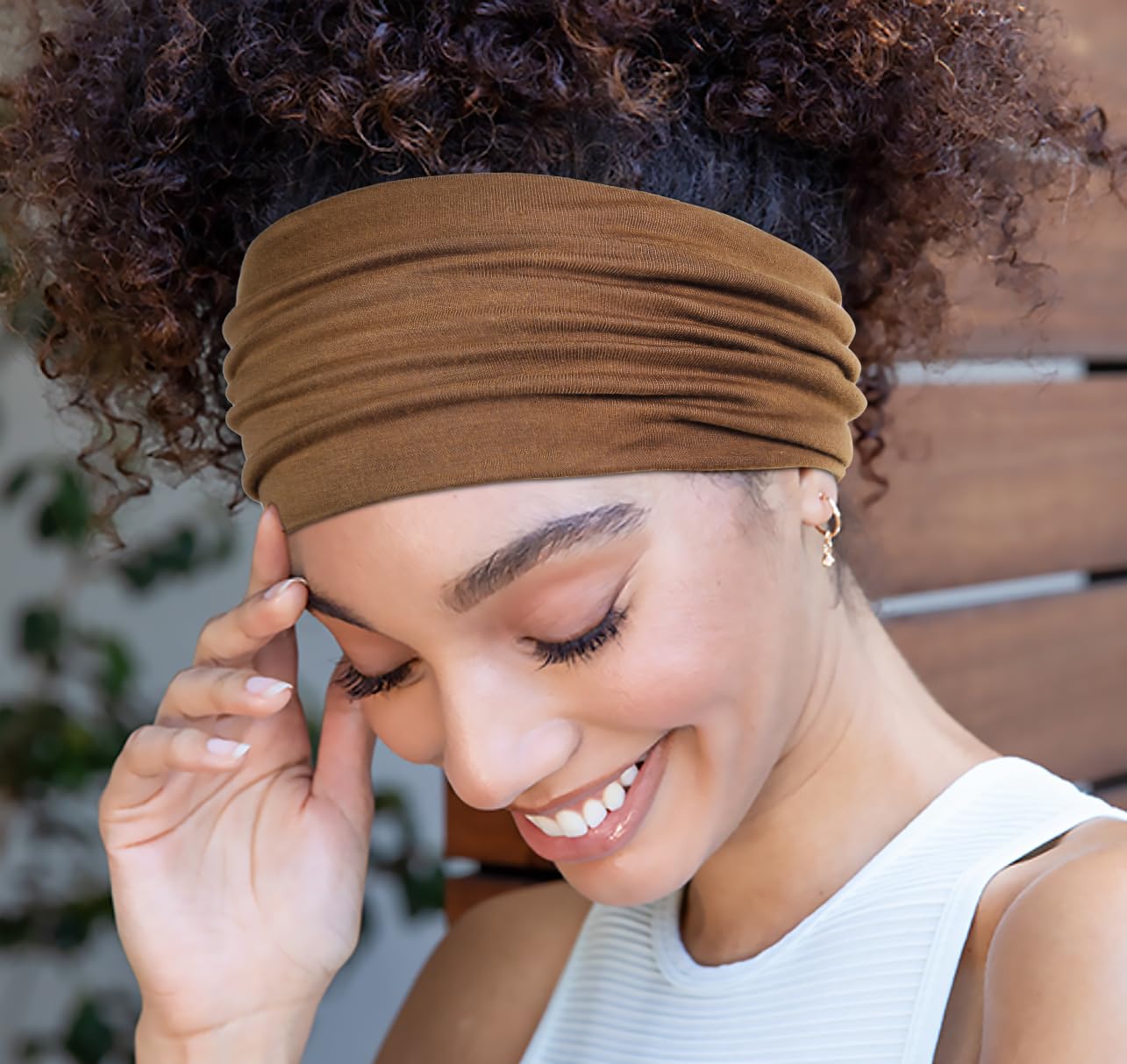 Huachi soft breathable fabric headband keeps you comfortable all day.