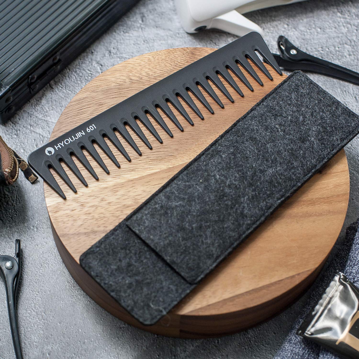 HYOUJIN 601 wide-tooth comb heat resistant up to 230°C protects styling sessions.