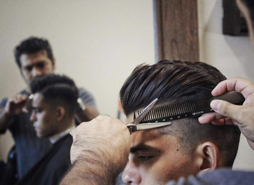HYOUJIN 605 anti-static, heat-resistant comb supports fast styling.