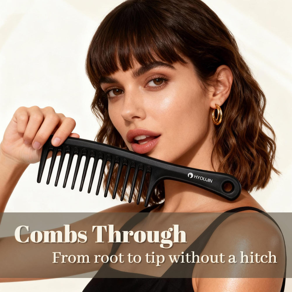 HYOUJIN paddle used on wet hair, demonstrates easy glide without snag.