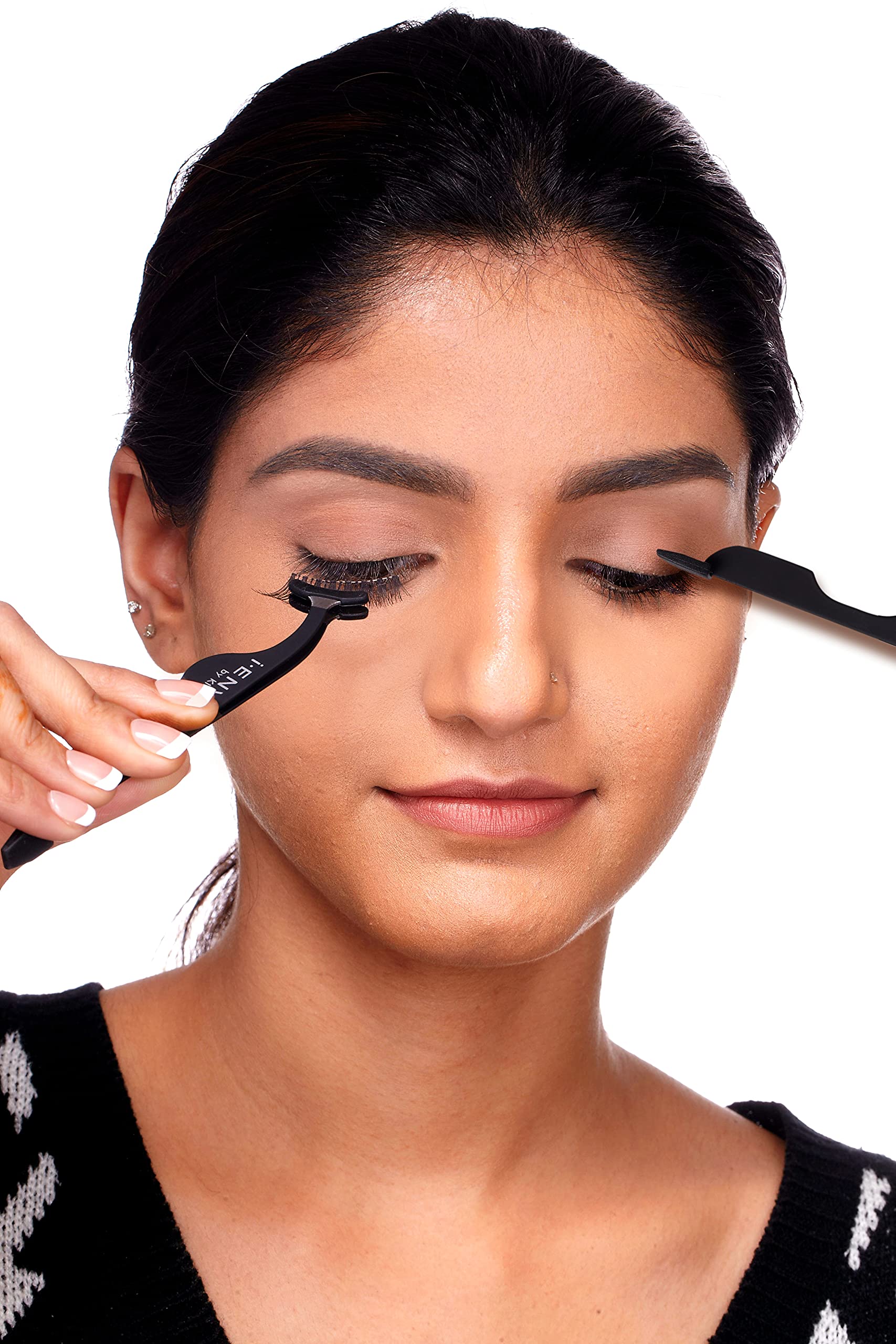 iENVY Kiss remover clip helps safely detach lashes without damage.
