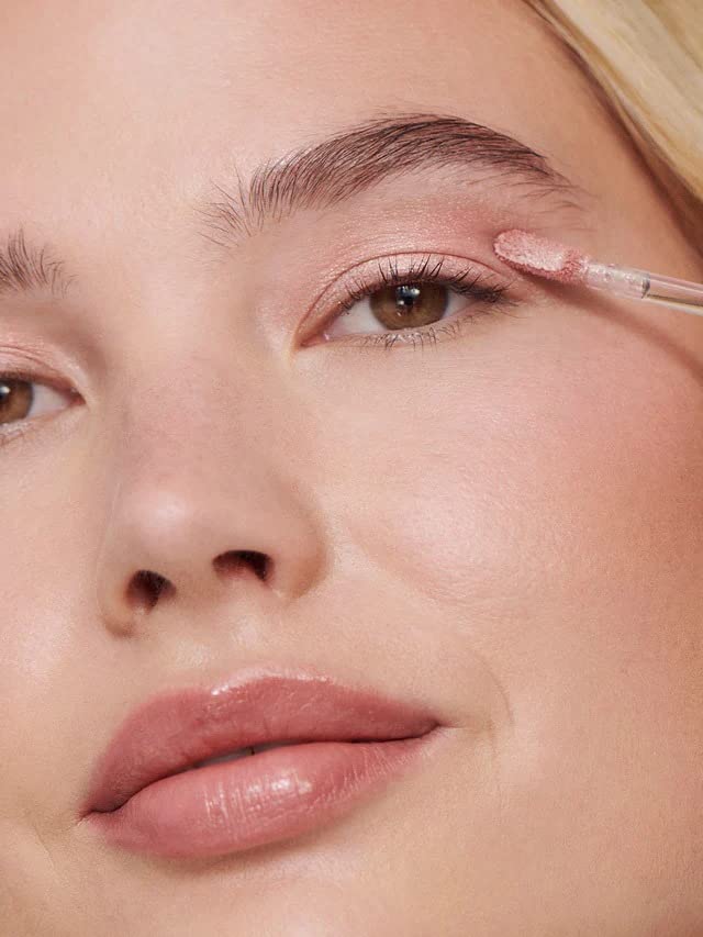 Aura pink-pearl shimmer provides luminous glow on the lid