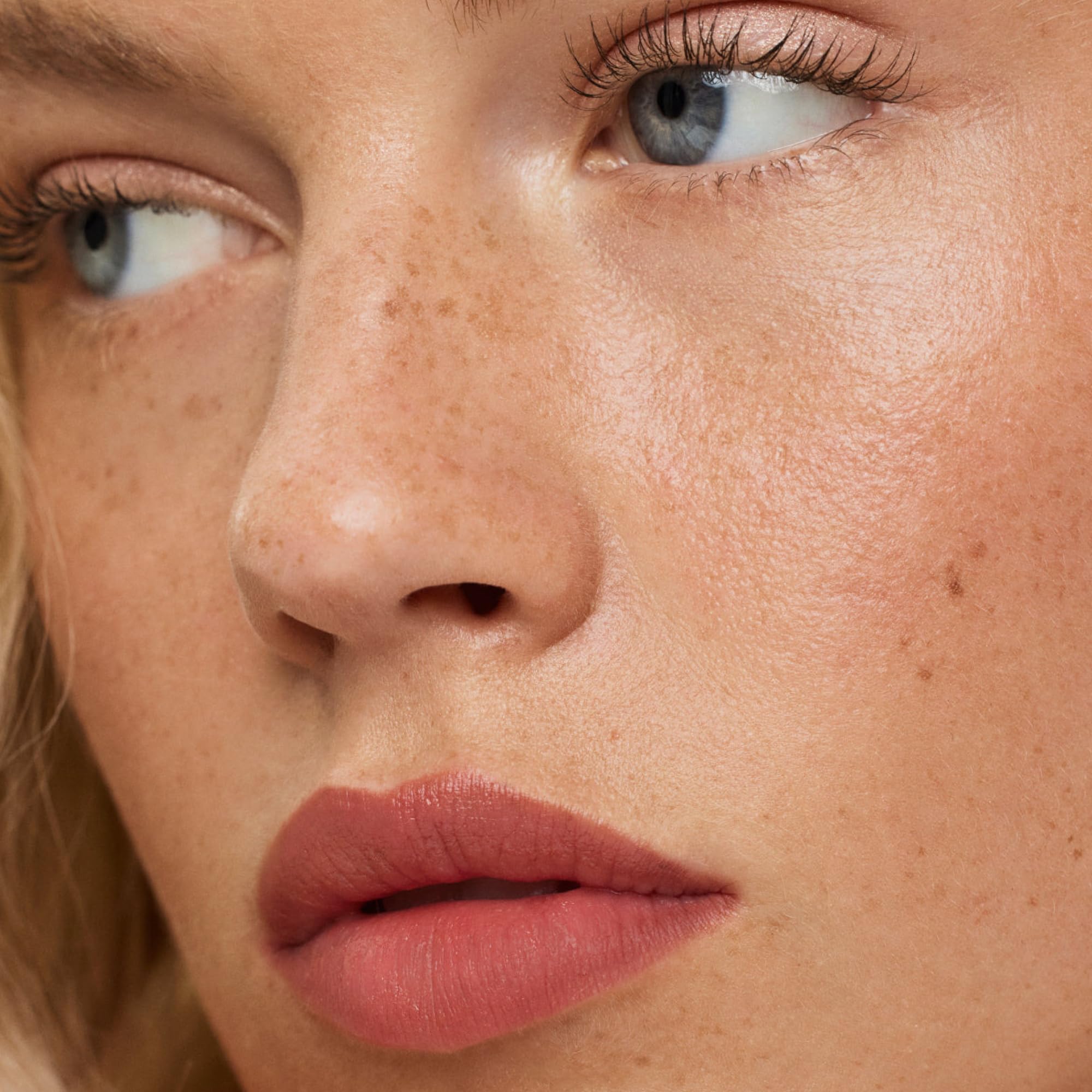 ILIA Lip Sketch Hydrating Crayon Genre application demonstrates easy glide and precise definition.