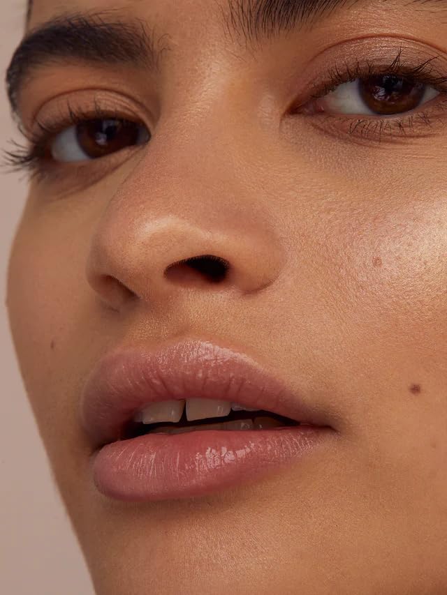 Night-time application scene demonstrating indulgent care for overnight lip renewal.