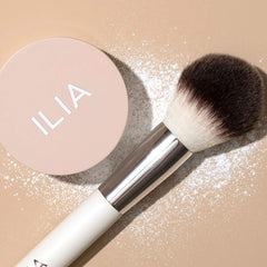 ILIA Soft Focus Setting Powder on skin delivering shine control and natural glow
