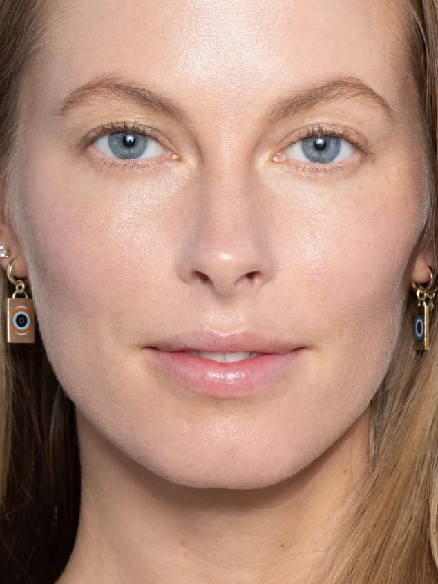 ILIA Super Serum Skin Tint formula shown as non-comedogenic and light.