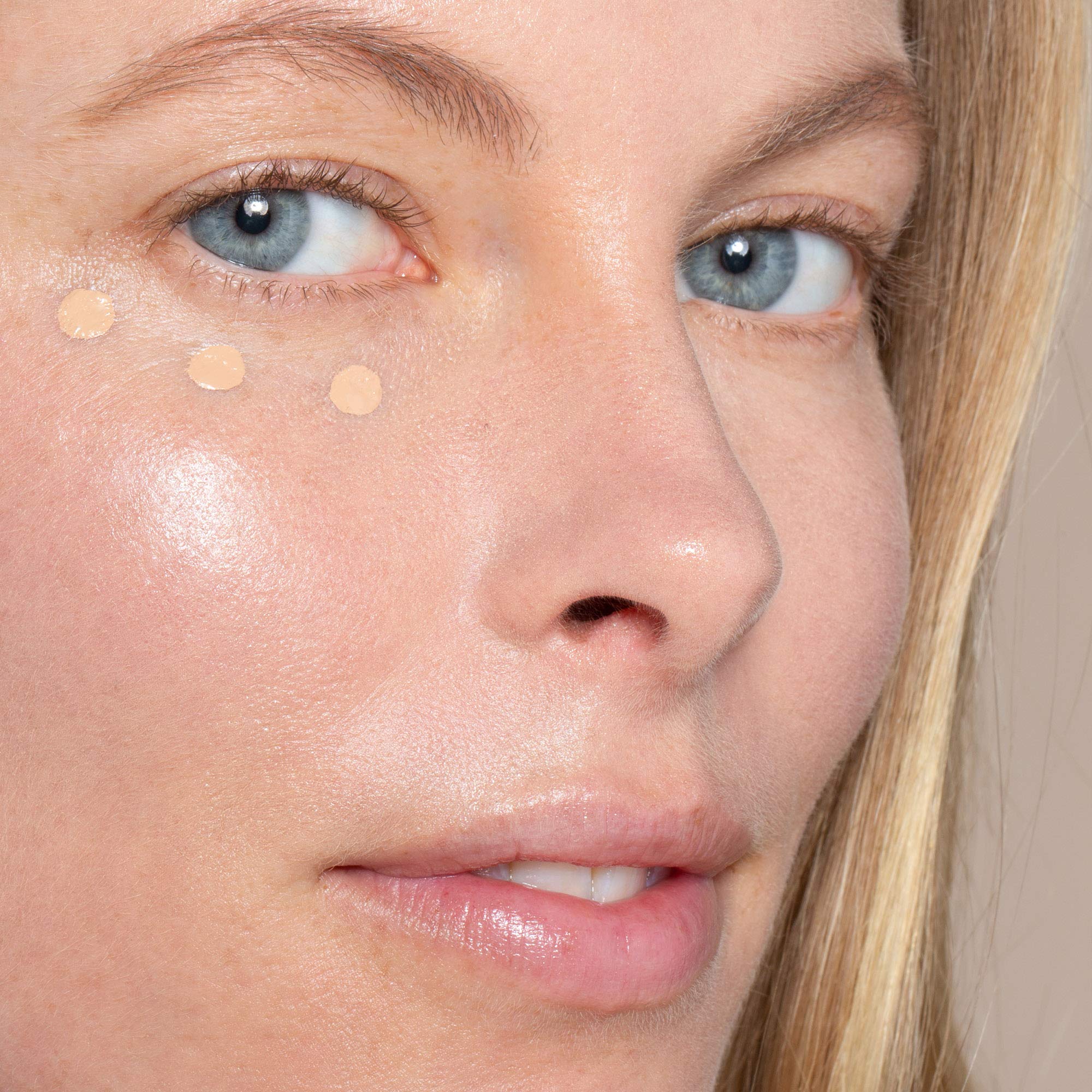 ILIA True Skin Serum Concealer bottle highlights vitamin C and light-reflective finish