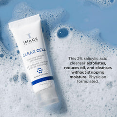 Mano aplicando IMAGE Skincare Clear Cell Gel Limpiador para limpieza suave.