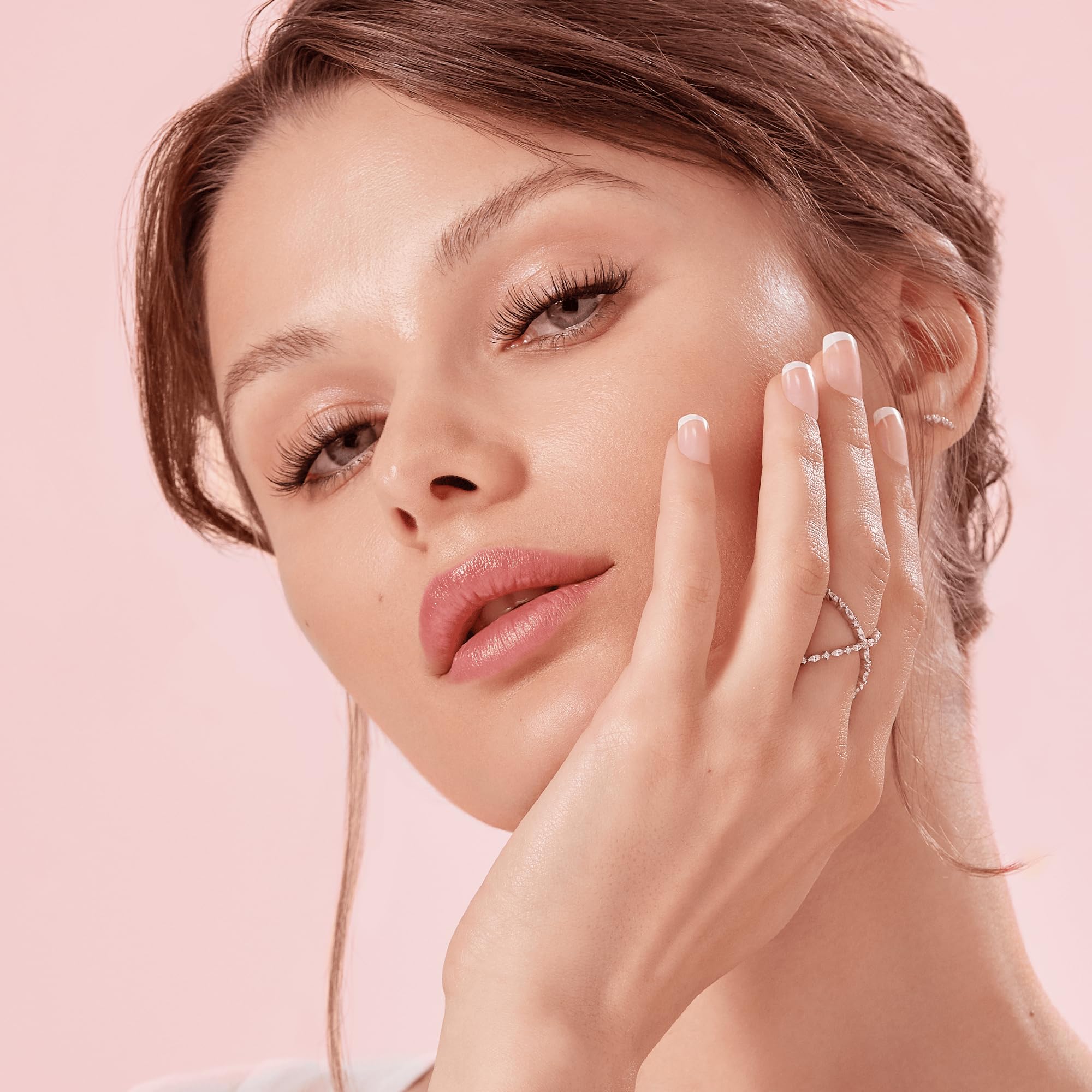imPRESS Falsies no-glue-needed technology enables clean, simple lash application.