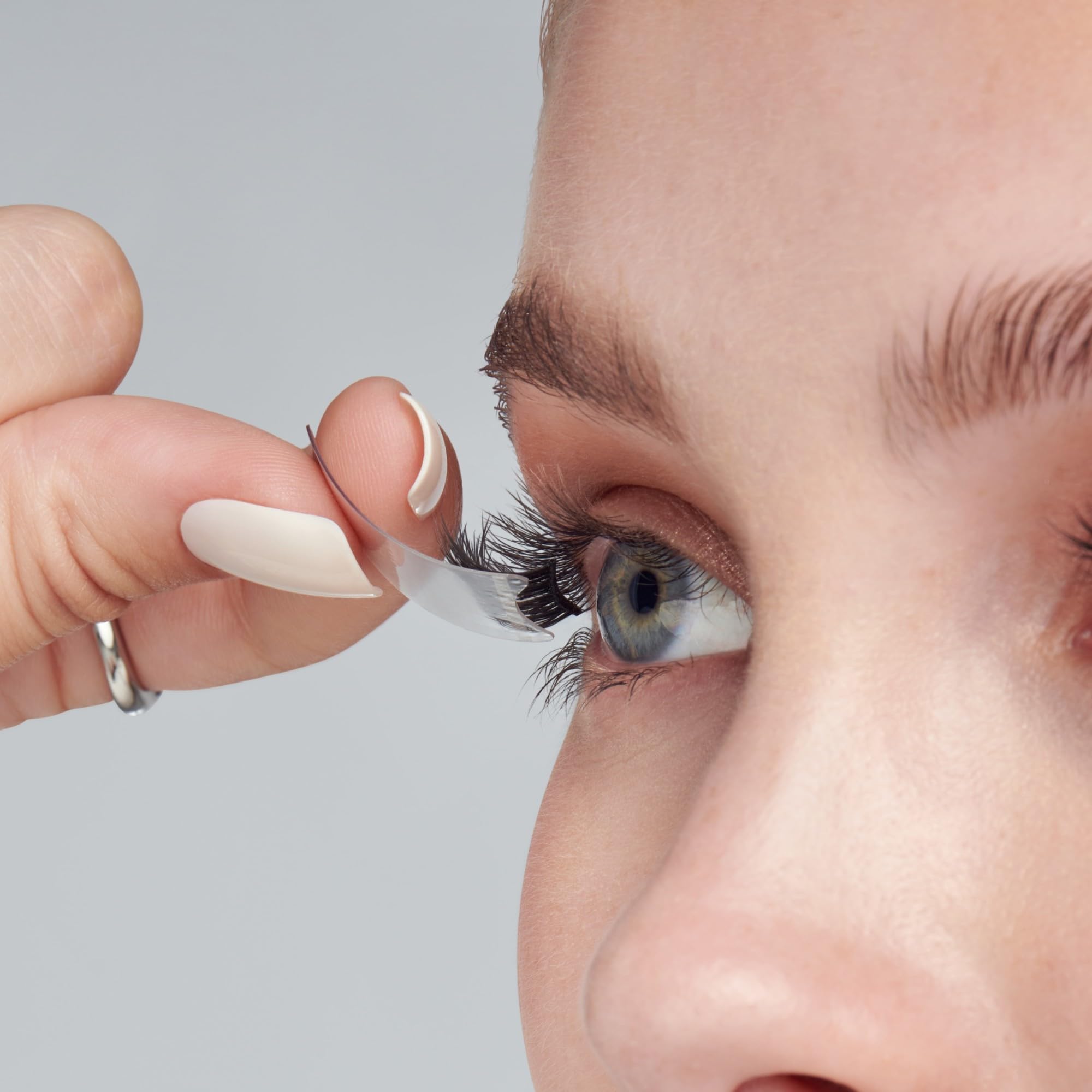 imPRESS KISS Self-adhesive lashes with press-on tabs for quick fits