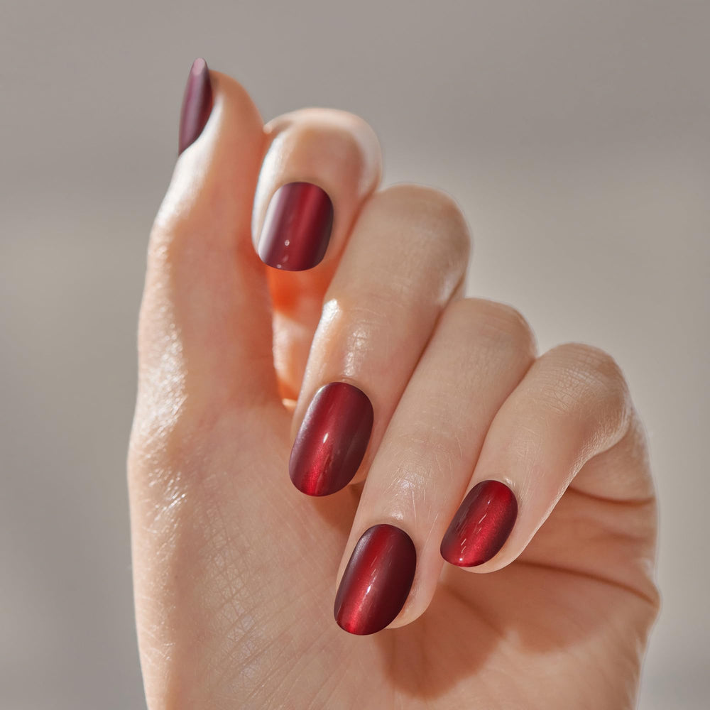 Uñas ColorFX de imPRESS en rojo con acabado metálico para looks audaces.