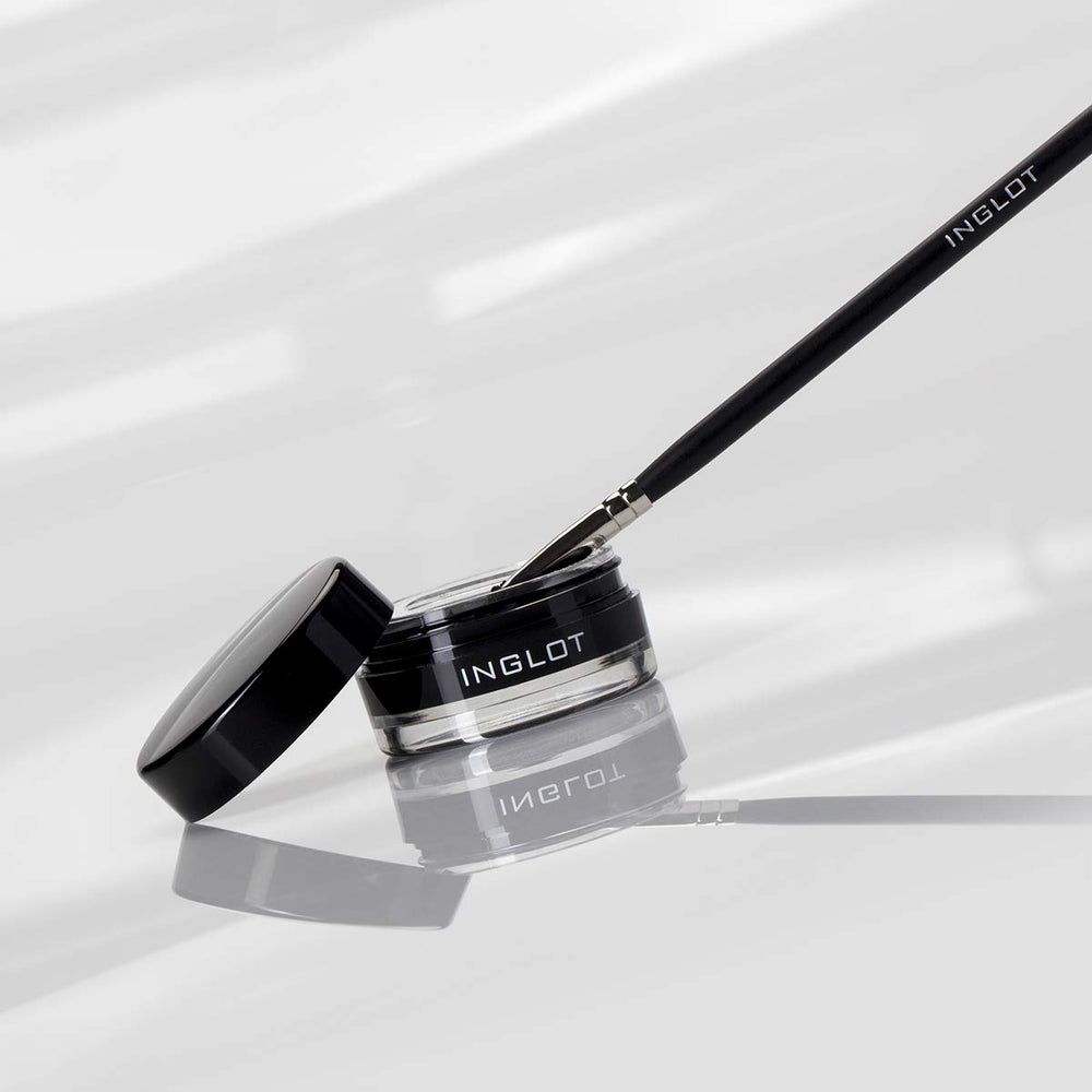 Delineador gel Inglot AMC, acabado mate para un estilo elegante.