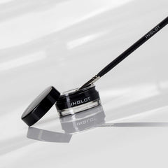 Delineador gel Inglot AMC, acabado mate para un estilo elegante.