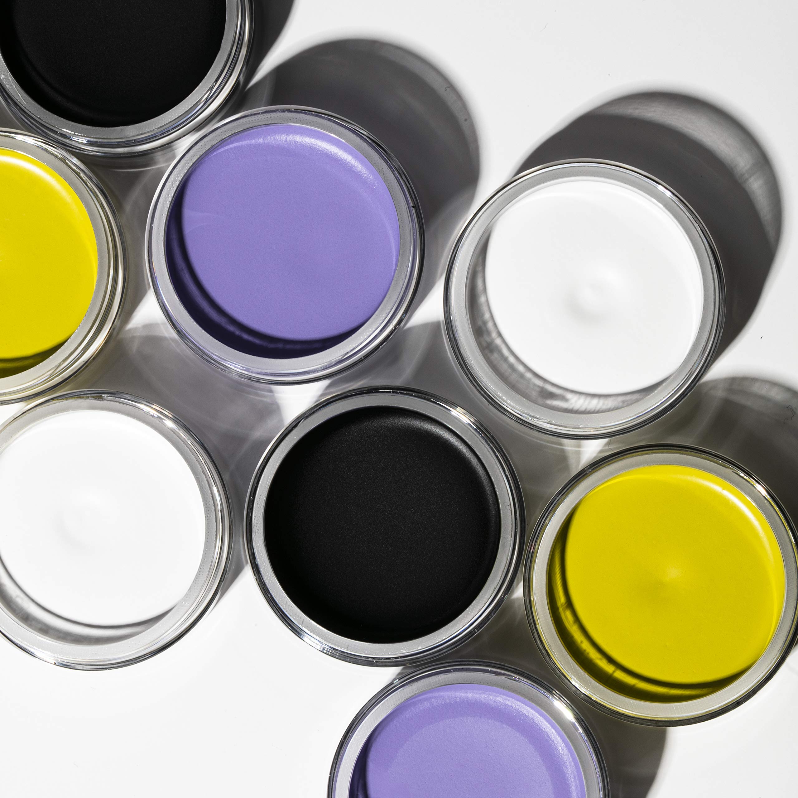 Ideal para looks de día y eventos gracias a la duración del delineador gel Inglot AMC.