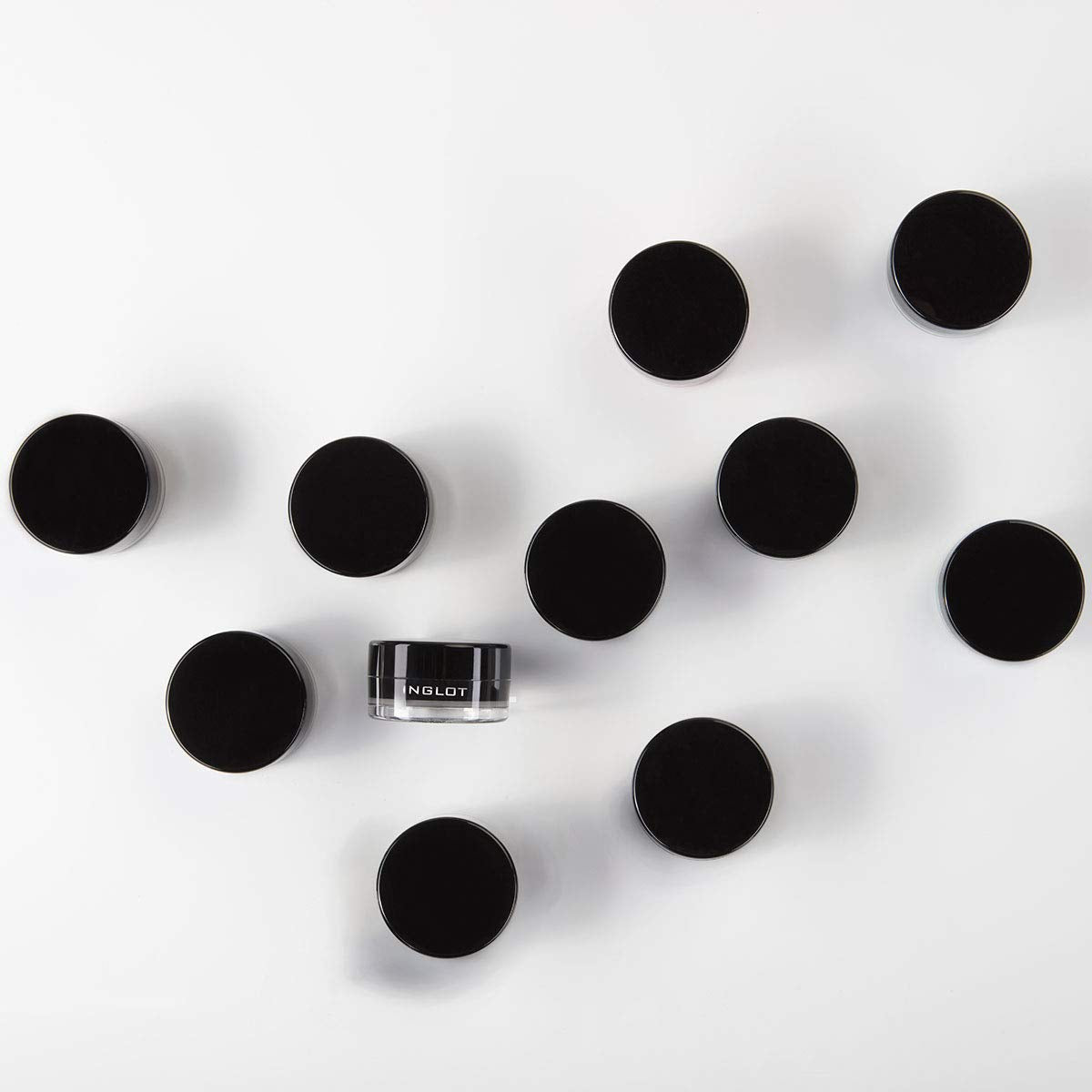 Envase compacto del delineador gel Inglot AMC para llevar contigo.