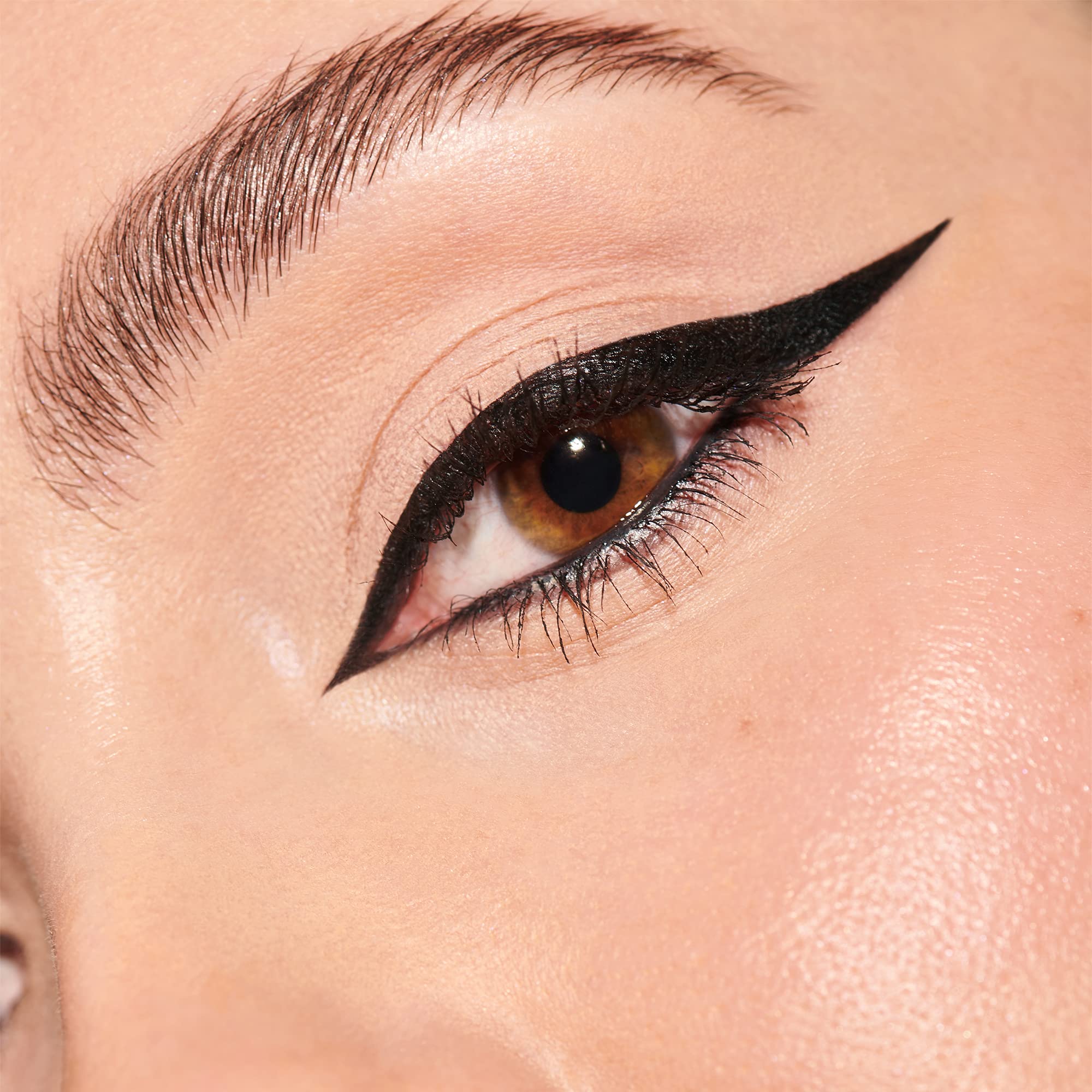 Apto para ojos sensibles gracias a su fórmula suave del delineador gel Inglot AMC.