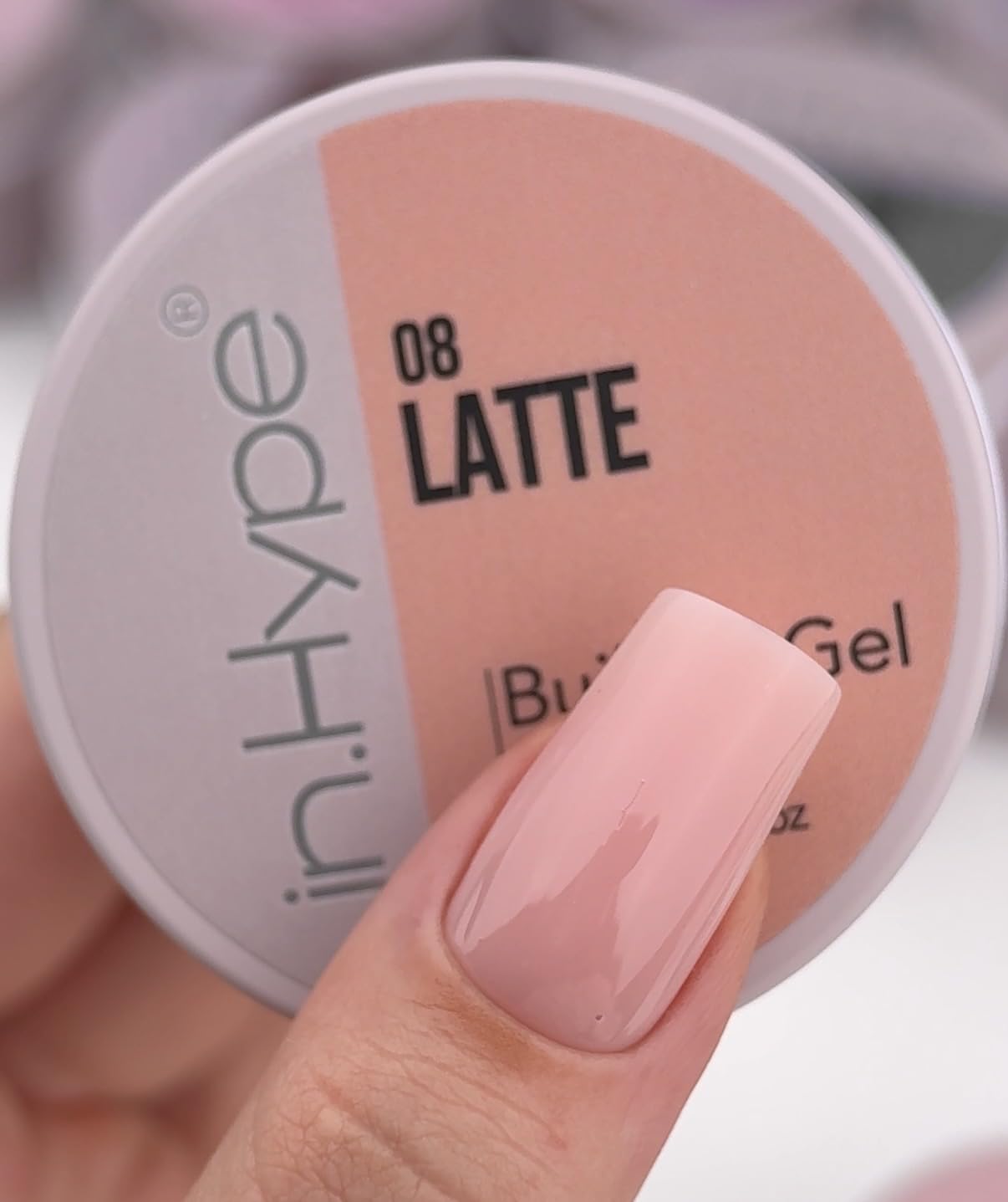 Aplicación en uñas con IN.HYPE Gel Latte 10 para fortalecimiento y protección.