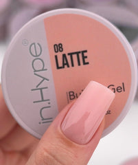 Aplicación en uñas con IN.HYPE Gel Latte 10 para fortalecimiento y protección.