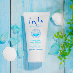 Inis en las manos, sensación fresca y revitalizante.
