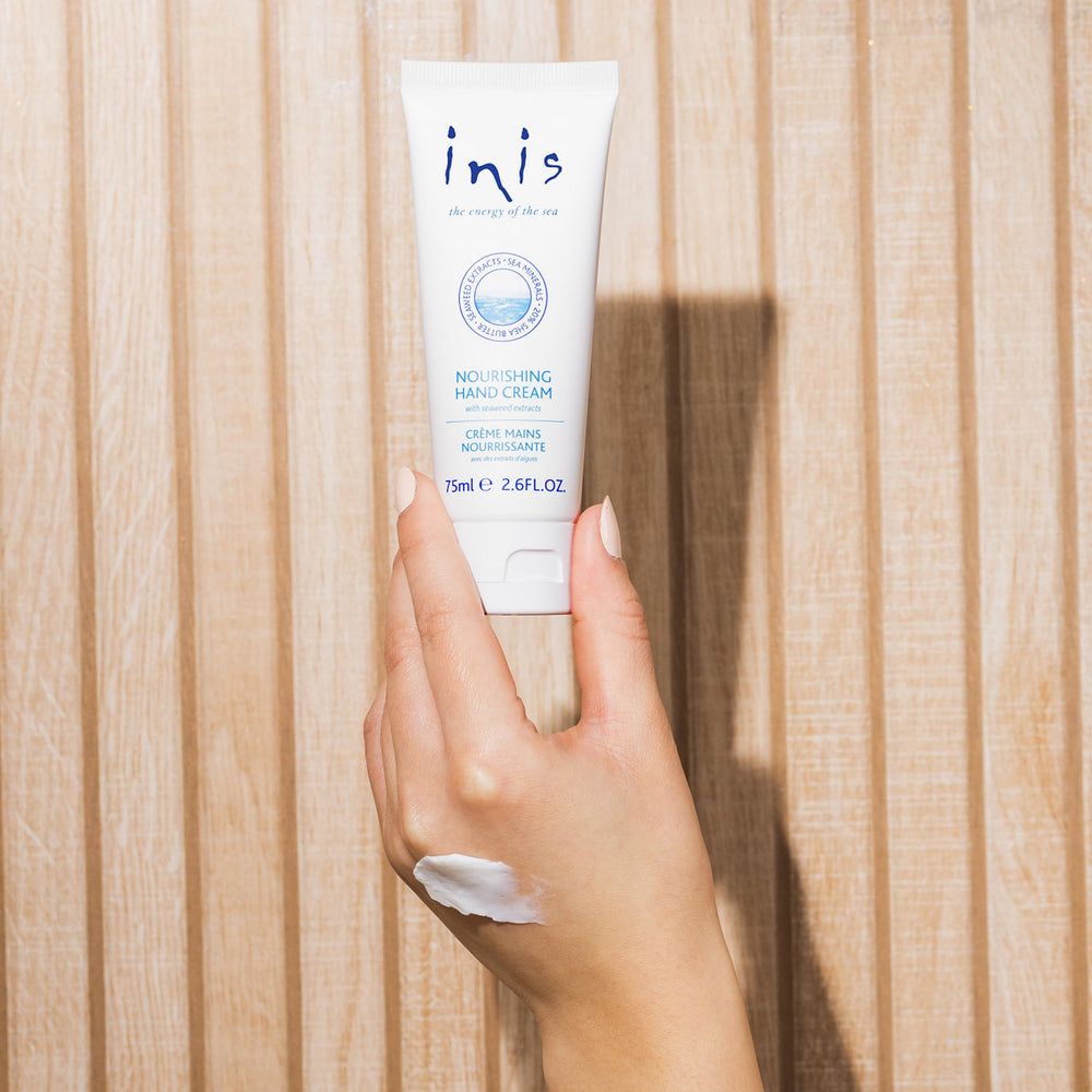 Aplicación diaria de Inis crema de manos, absorción rápida