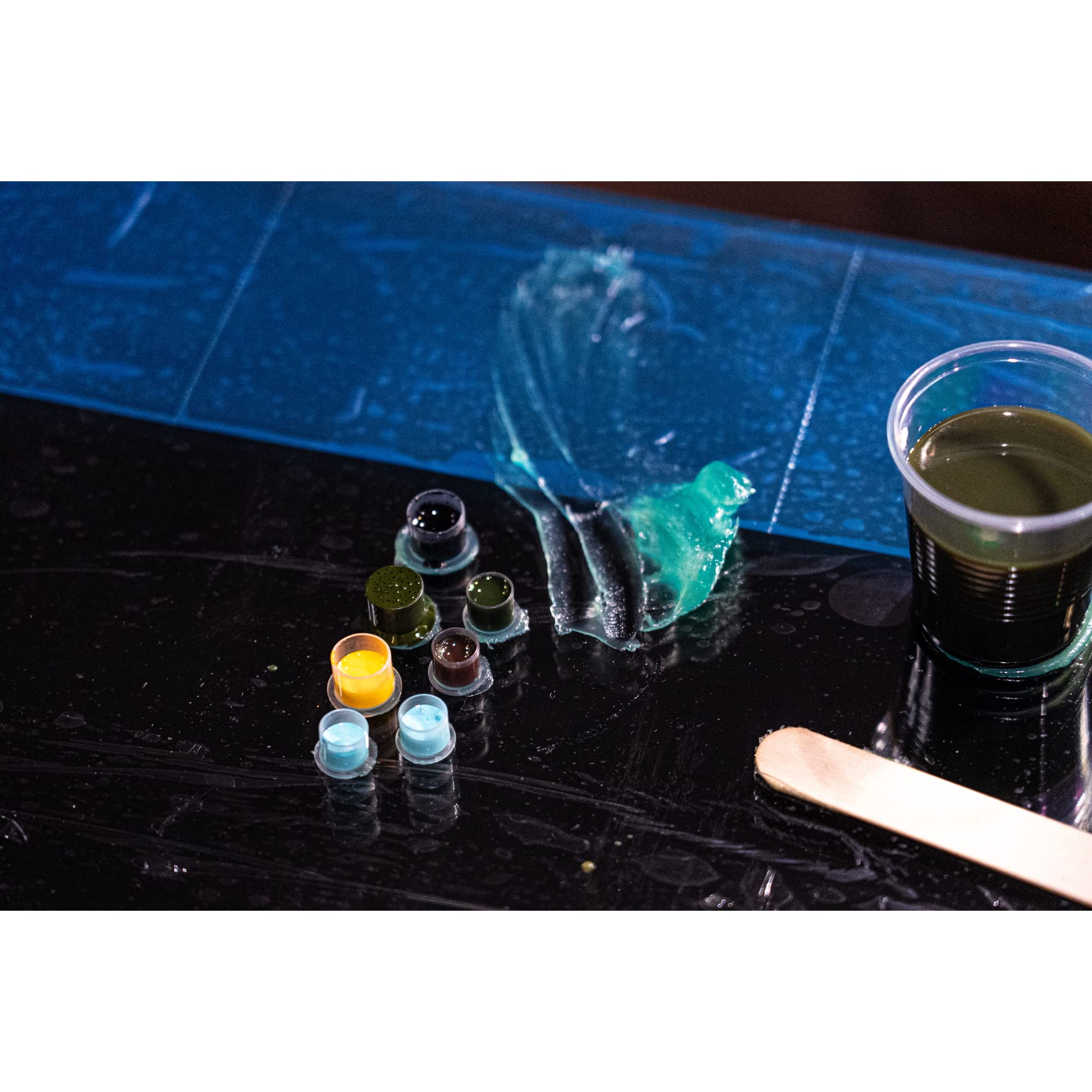 INK-EEZE ungüento verde durante la sesión de tatuaje para cuidado profesional.